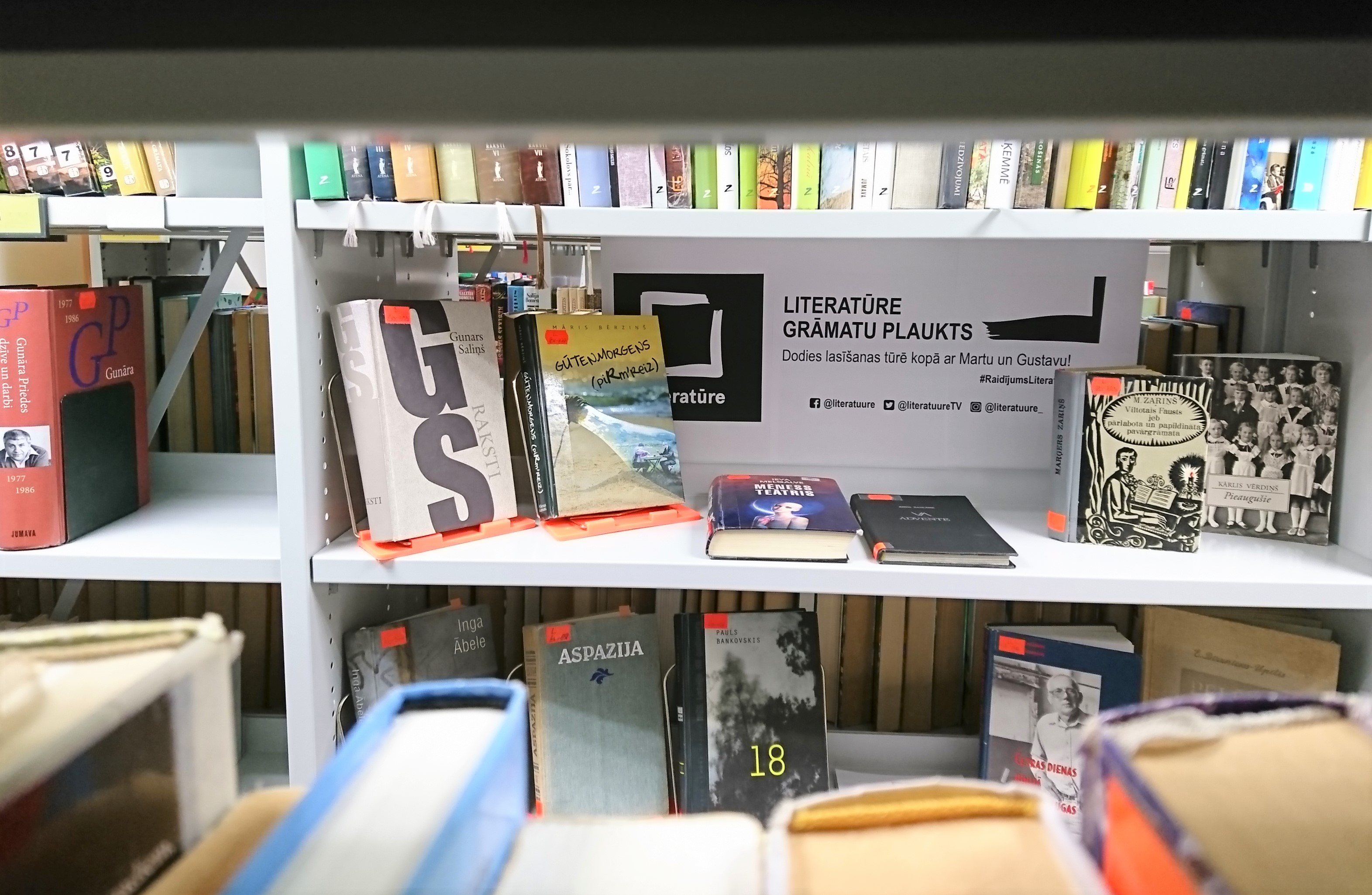 “Literatūre” Grāmatu Plaukts