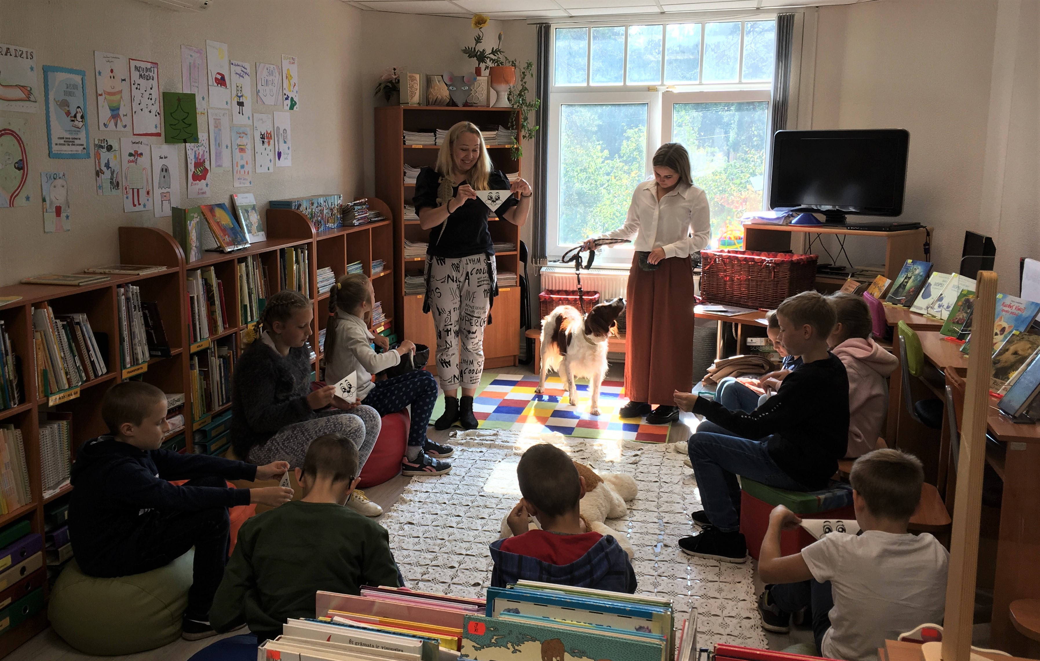 Ogres Centrālajā Bibliotēkā Sākušās Kanisterapijas Nodarbības Bērniem