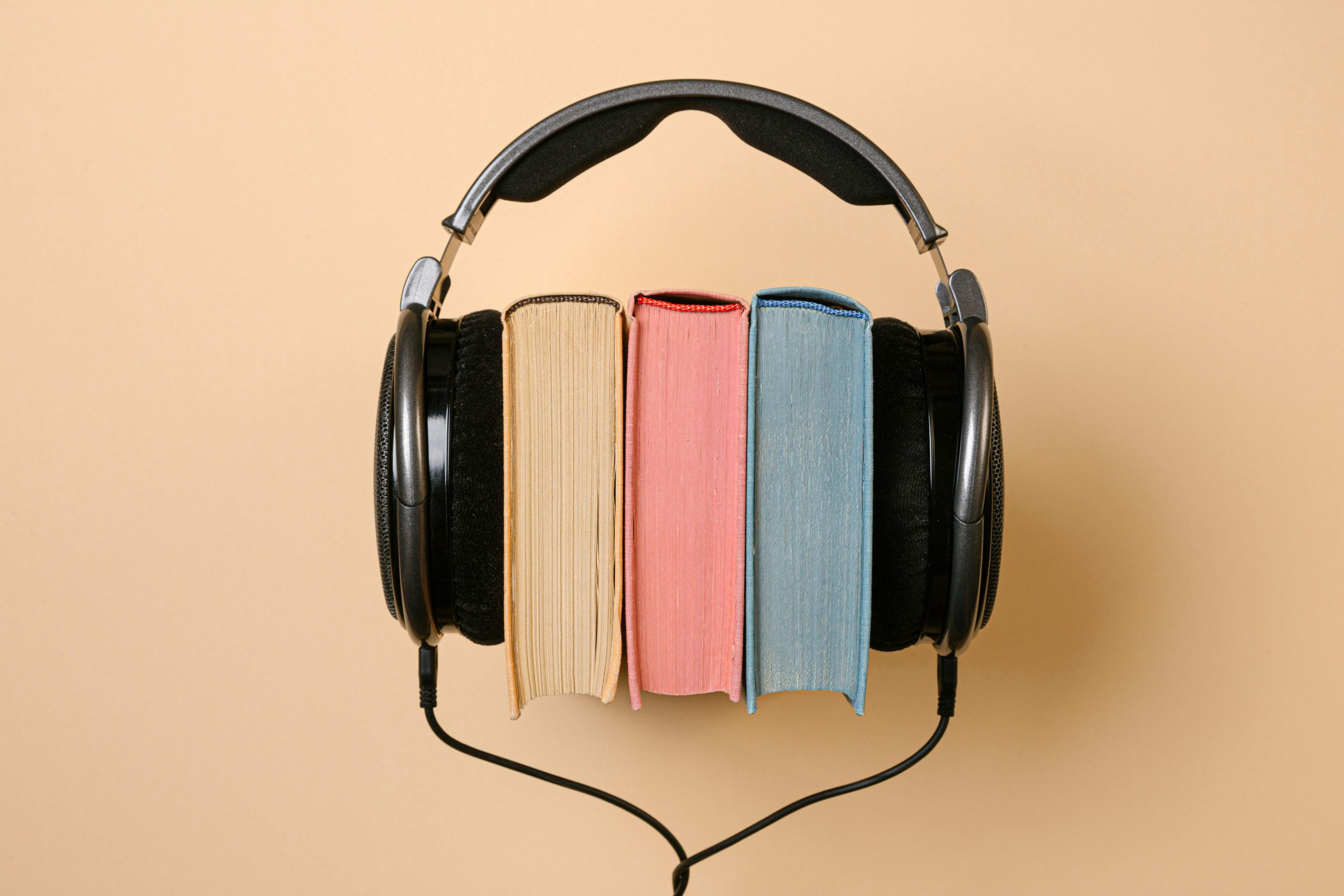Audiogrāmatas – viens no pielāgotās literatūras veidiem. Foto: pexels.com