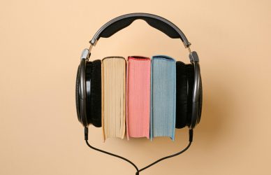 Audiogrāmatas – viens no pielāgotās literatūras veidiem. Foto: pexels.com
